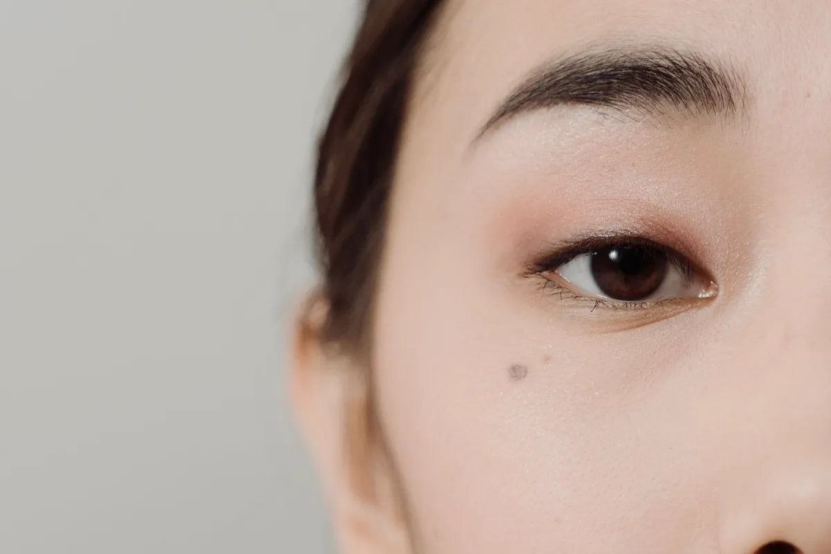 Detalhe de rosto feminino com pele natural e maquiagem leve