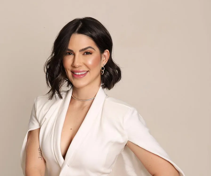 Ellen Hernandes, farmacêutica esteta, sorrindo em seu ensaio profissional